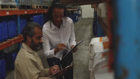 trabajadores interactuando en un almacén