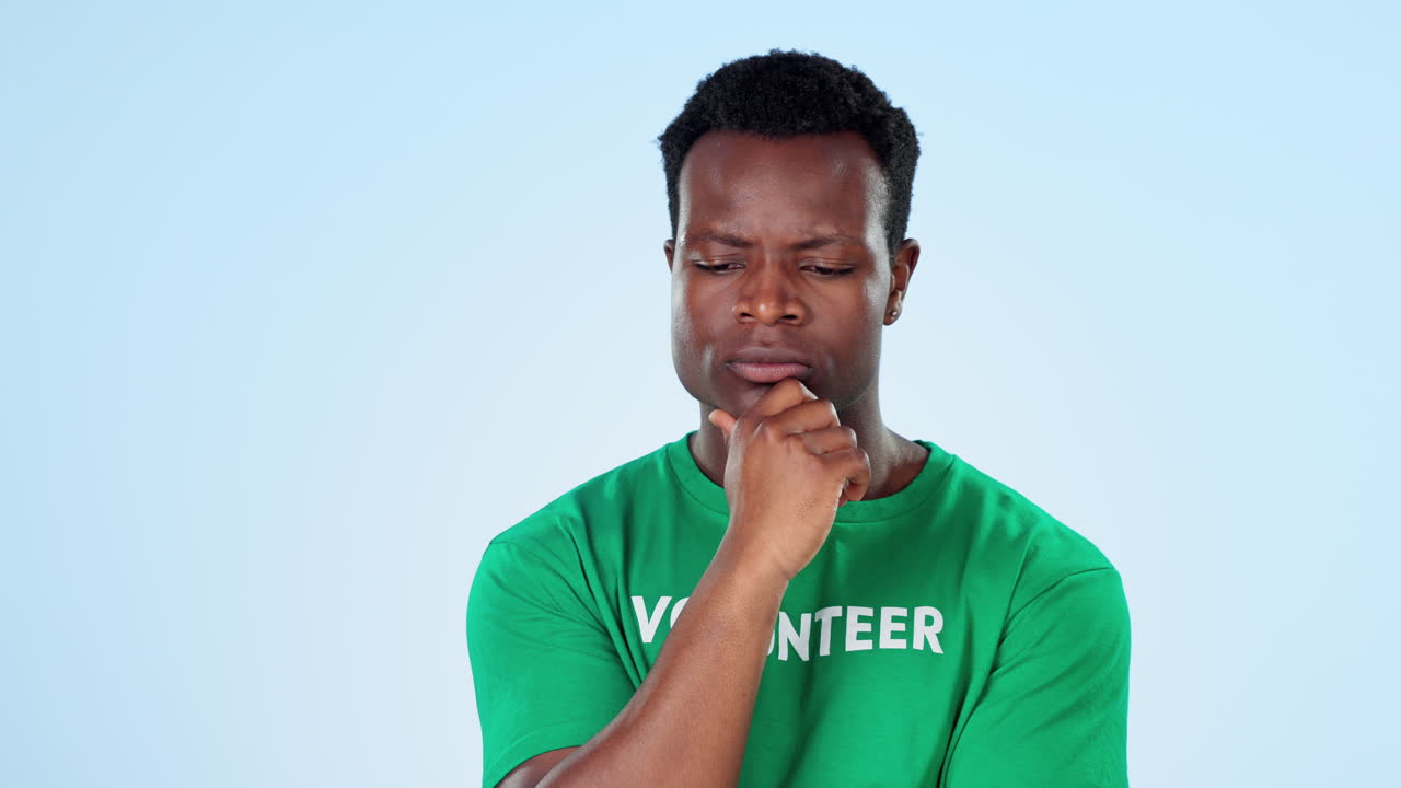 pensant, homme noir et bénévole avec des idées