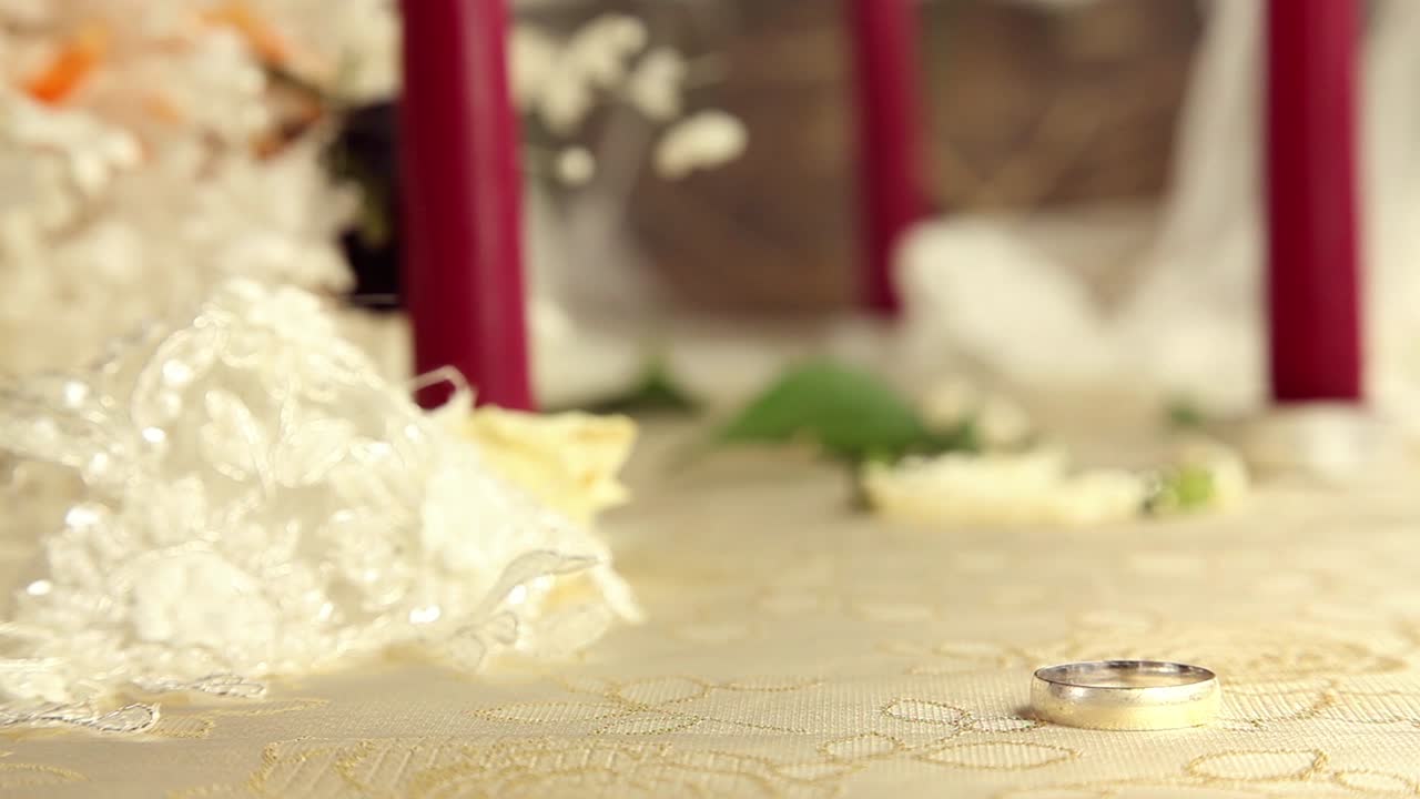 キャンドルと花を添えた結婚指輪 5
