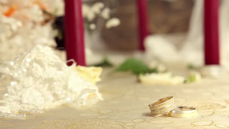 Anillos-De-Boda-Con-Velas-Y-Flores-5