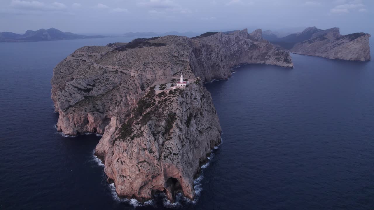 Faro e scogliere a Cap Formentor all'alba.