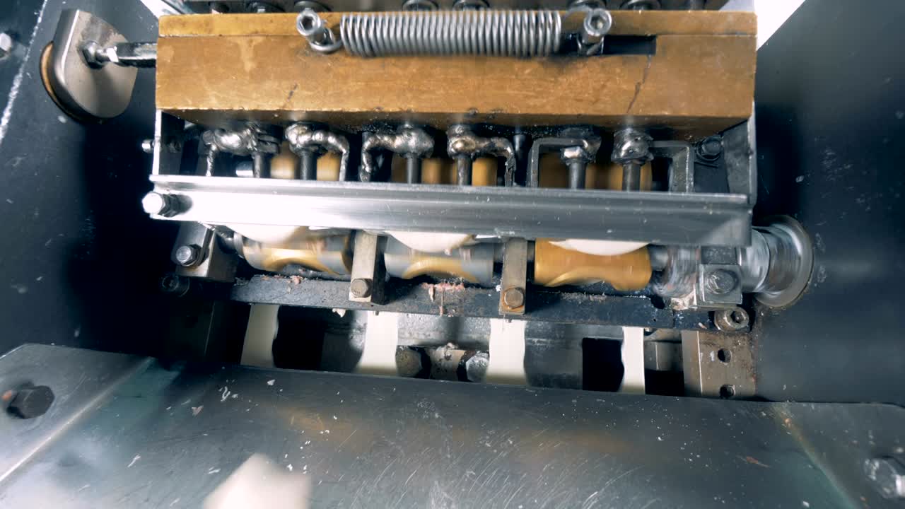 Primo piano di carne avvolta nell'impasto che porta alla formazione di ravioli di carne