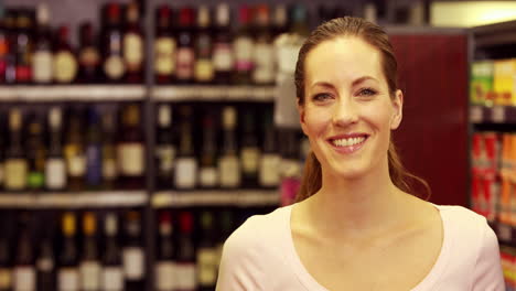 una mujer bonita sonriendo a la cámara.