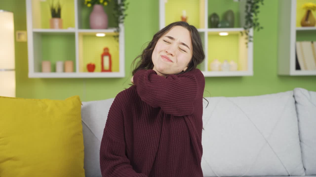 알레르기가 있는 아시아 젊은 여성이 계속 가려움증을  ⁇ 고 있습니다.