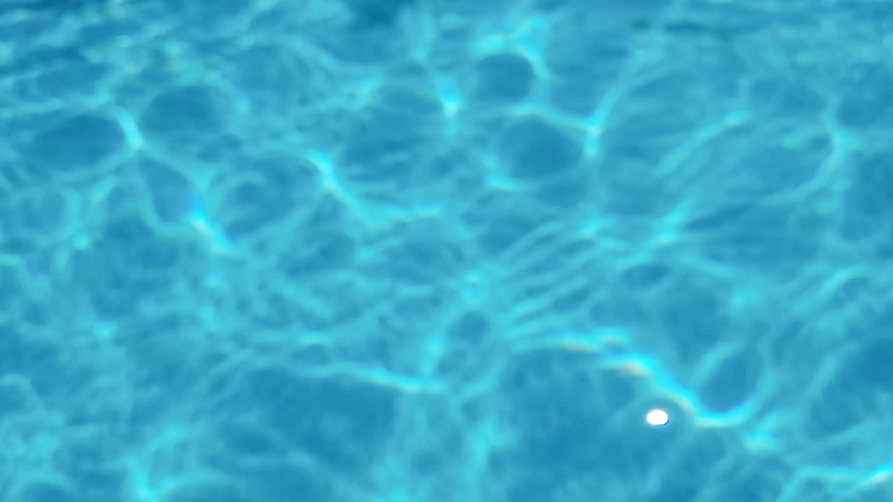 Tetesan air di kolam renang. Warna biru. Video stop motion. H2O hotel relaksasi