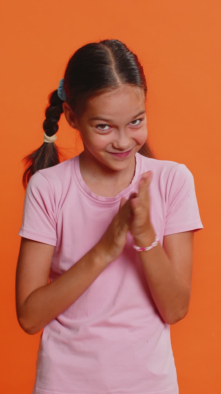 Ragazza furba furba ragazzina ragazzina che pensa a un cattivo cattivo idea inganna battute scherzi scherzi piano malvagio