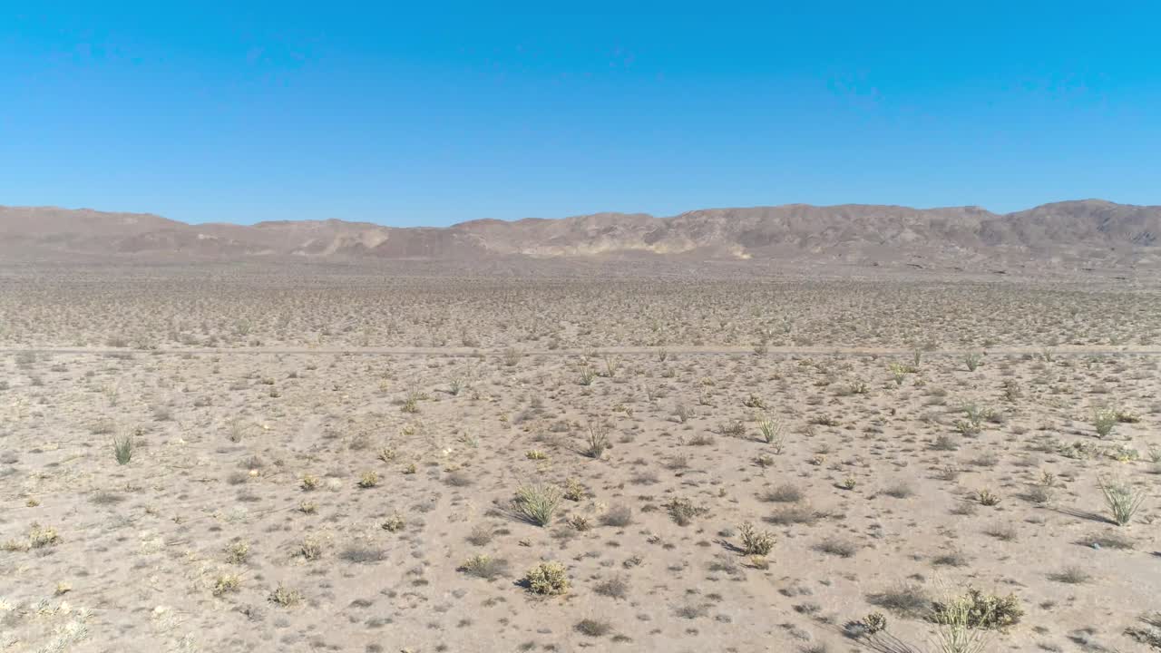 dji phantom 4 pro en el desierto del sur de california en una carretera abierta entre montañas