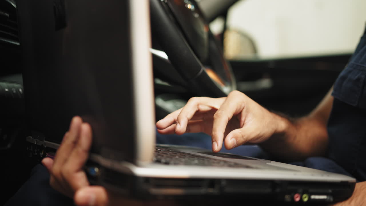 자동차 진단을 위해 노트북을 사용하는 기계공