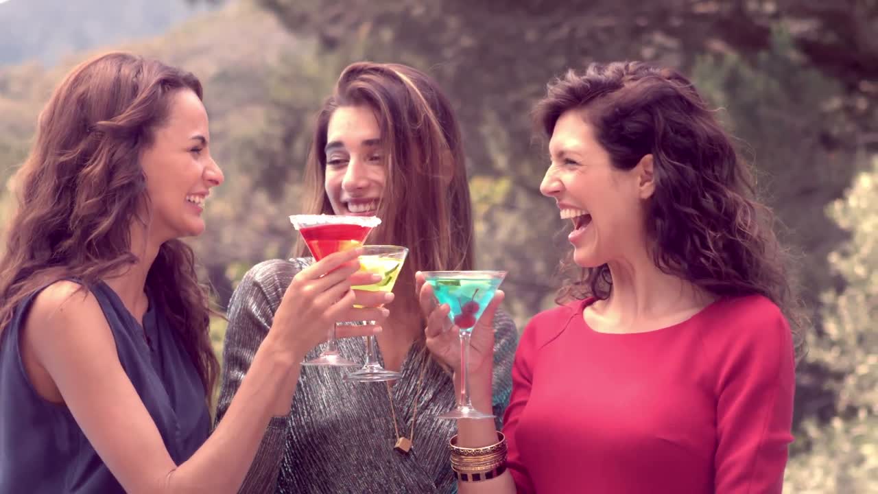 mujeres atractivas tomando una copa juntas