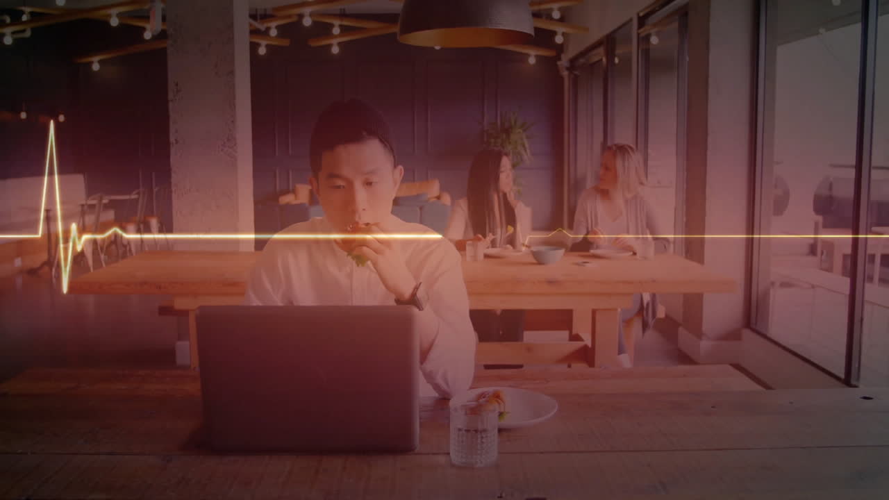 노트북을 사용하는 아시아 사업가에 대한 데이터 처리의 애니메이션