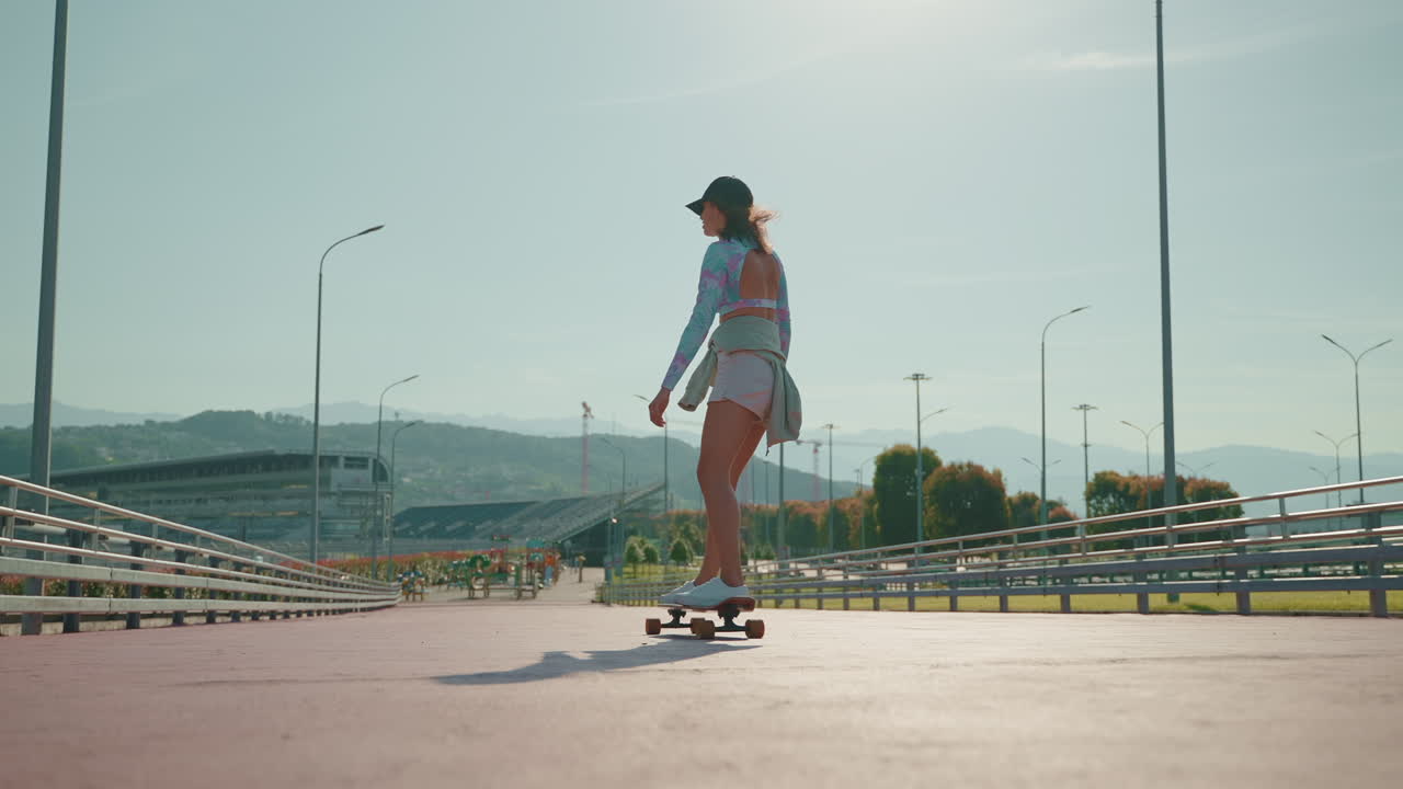 mujer patinando en un parque urbano