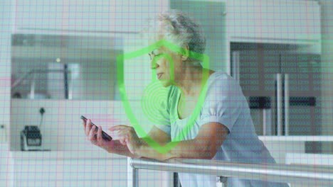 animación de un candado biométrico de huellas dactilares sobre una mujer mayor usando un teléfono inteligente