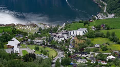 Un-Lapso-De-Tiempo-De-Tráfico-Intenso-En-Geiranger-Y-Su-Puerto