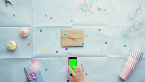 vista superior mujer usando teléfonos móviles gestos fiesta de cumpleaños planificación manos desde arriba - dragón épico rojo
