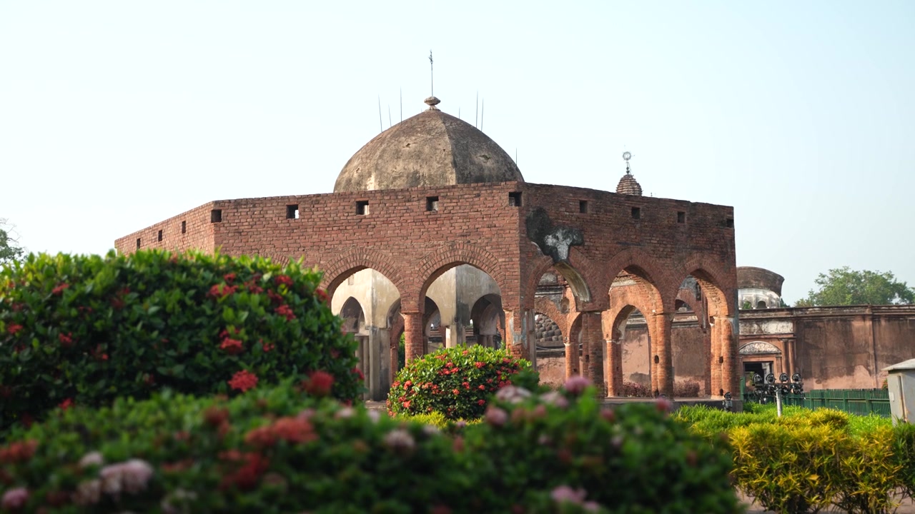 Questo tempio fa parte del complesso templare Kalna Rajbari e le sue pareti presentano vari tipi di intagli elaborati.