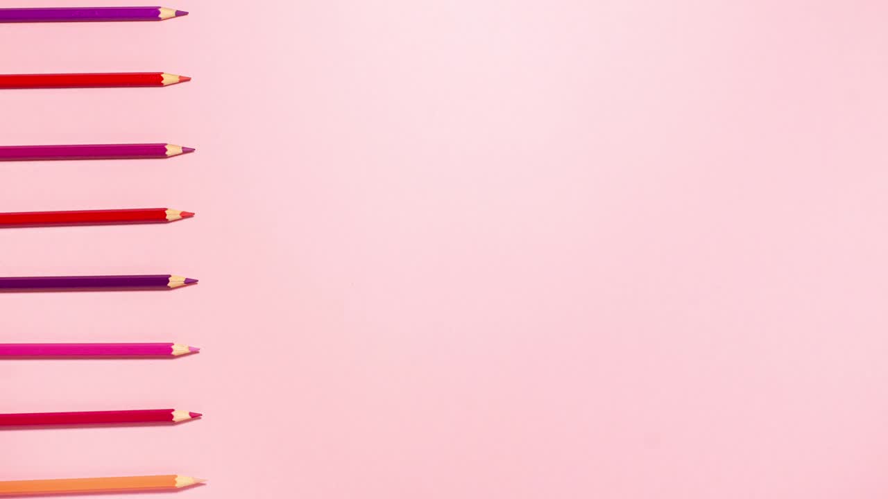 lápices de madera colocados planos con espacio de copia en animación de stop motion rosada