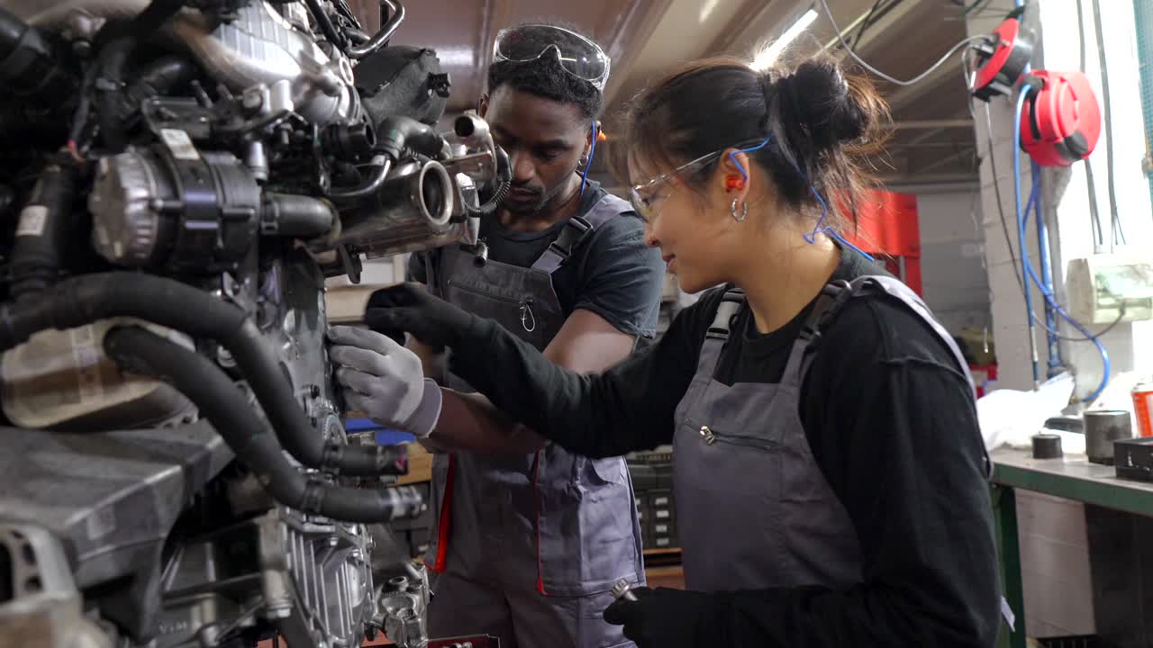 mecánicos reparando un motor