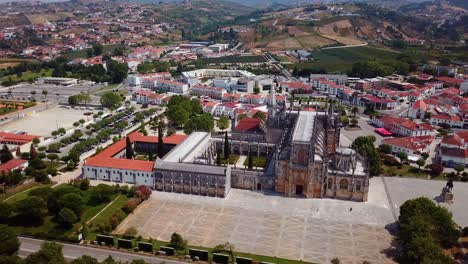 Toma-De-órbita-Aérea-Del-Monasterio-De-Batalha,-Portugal