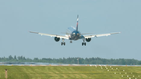 Flugzeug-Landet-Auf-Der-Startbahn