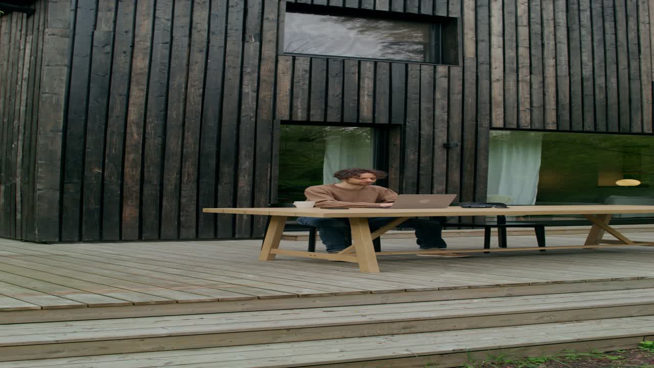 hombre trabajando al aire libre en un patio