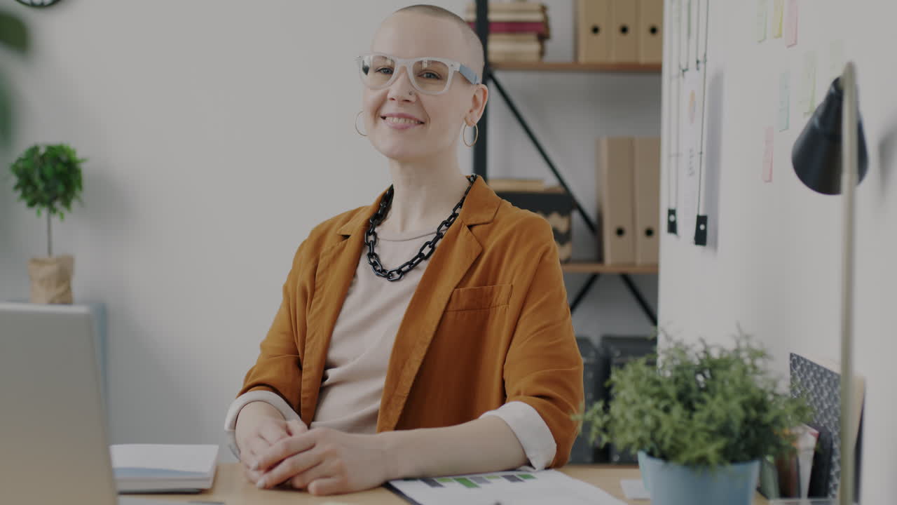 mujer trabajando en su escritorio