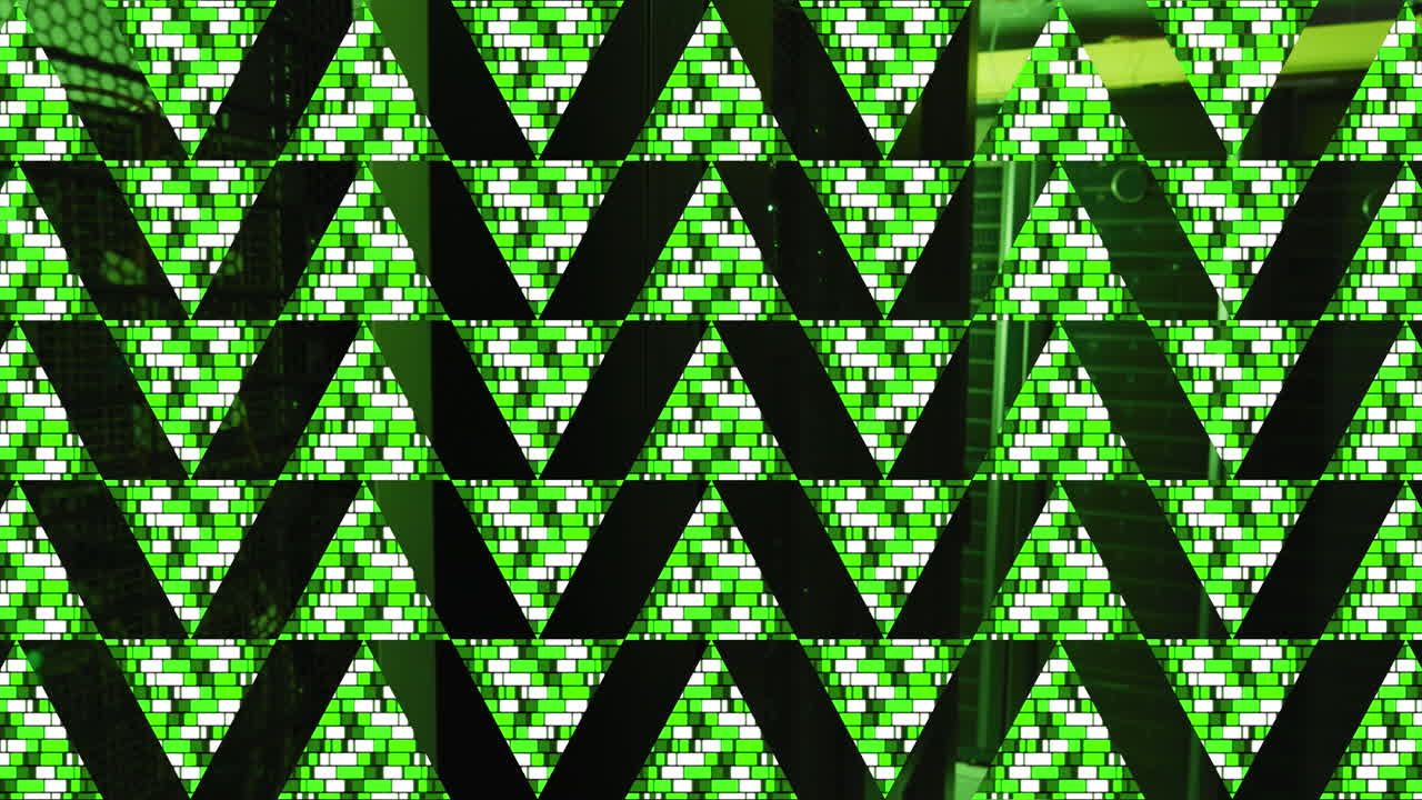 컴퓨터 서버 방 위의 녹색 추상 삼각형 모양