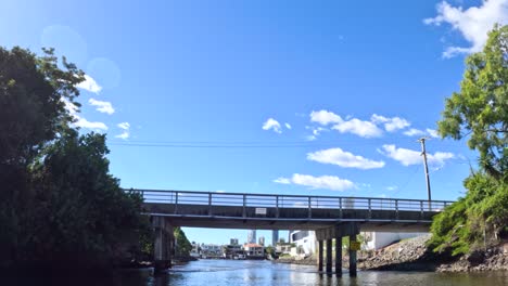 vista de un canal de la ciudad bajo un puente en un día soleado