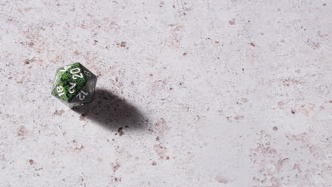 tirando dados en el juego de mesa de dragones y mazmorras
