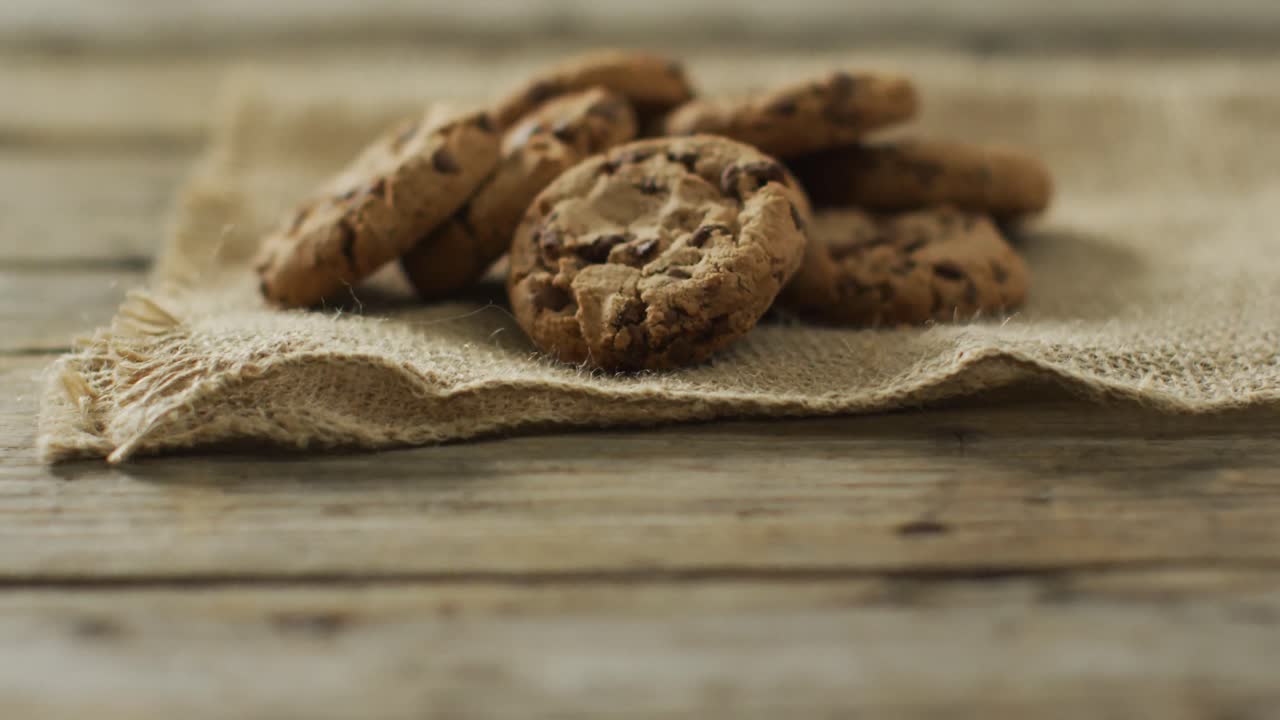 Vídeo de biscoitos com chocolate sobre fundo de madeira