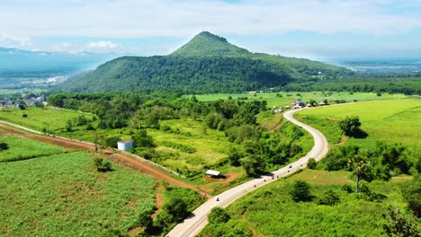 Toma-Aérea-De-Montaña-Con-Camino-Sinuoso