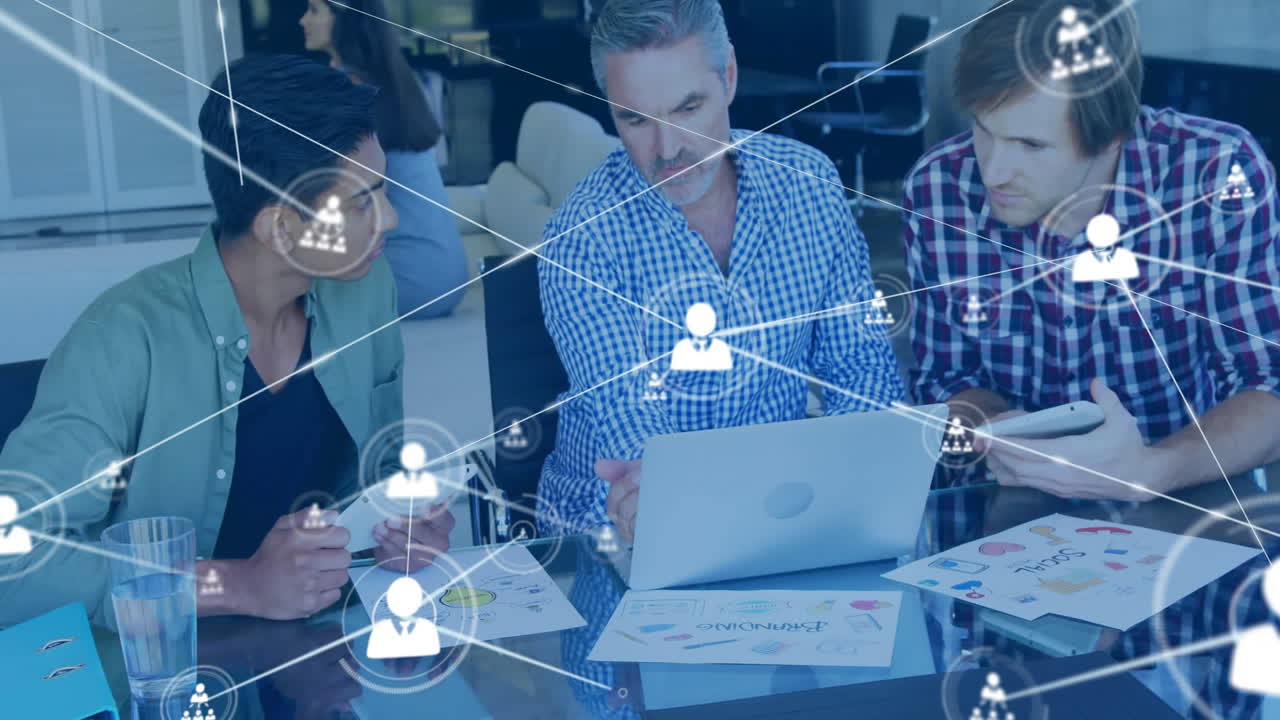 animación de la red de conexiones con iconos sobre diversos colegas discutiendo el trabajo en la oficina