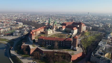 volando alrededor del castillo real de wawel en cracovia, polonia