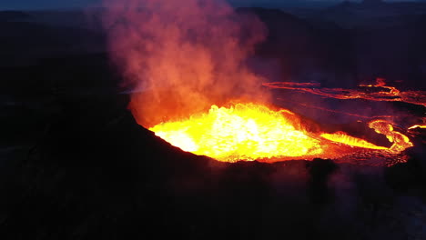 erupción volcánica por la noche