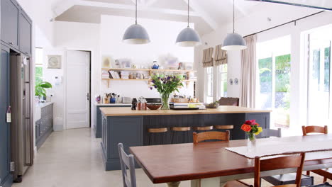 Large-family-kitchen-in-a-period-conversion-house