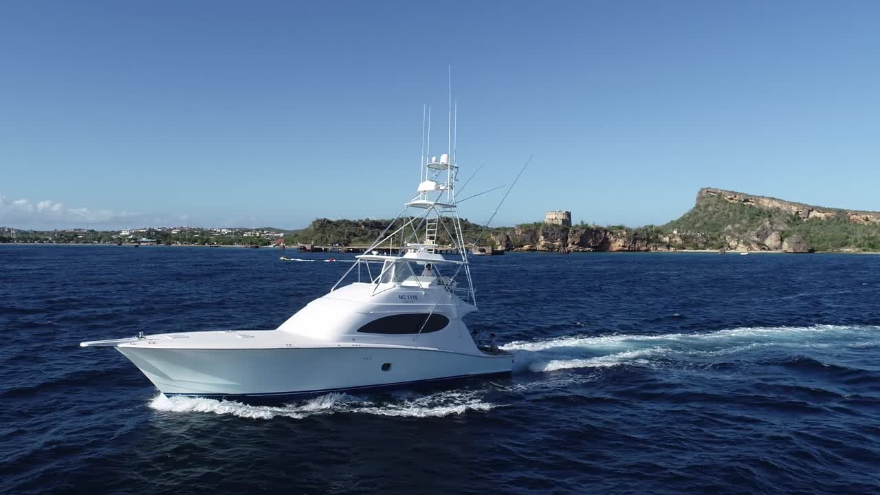 gran yate barco girando olas rompiendo