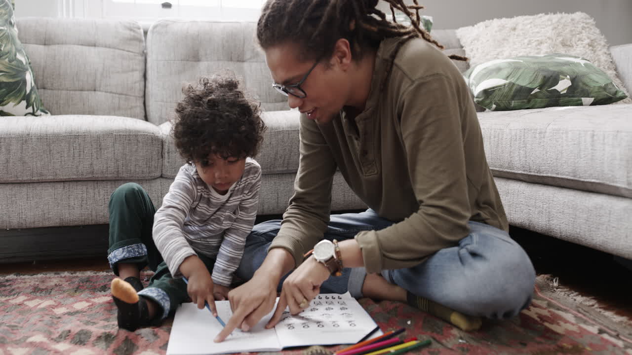 un padre y su pequeño hijo dibujando juntos