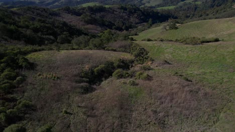 Drone-Empujando-Hacia-Adentro-Y-Hacia-Abajo-A-Través-De-Las-Ondulantes-Colinas-Del-Norte-De-California-Durante-La-Hora-Dorada