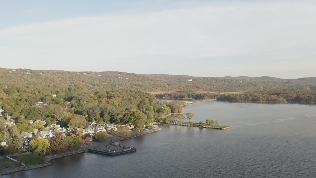 緑の芝生公園 4k 軌道ドローン パンアップ