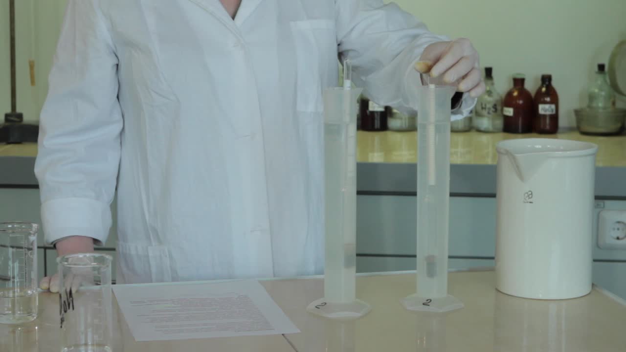 научный эксперимент с градуированными цилиндрами