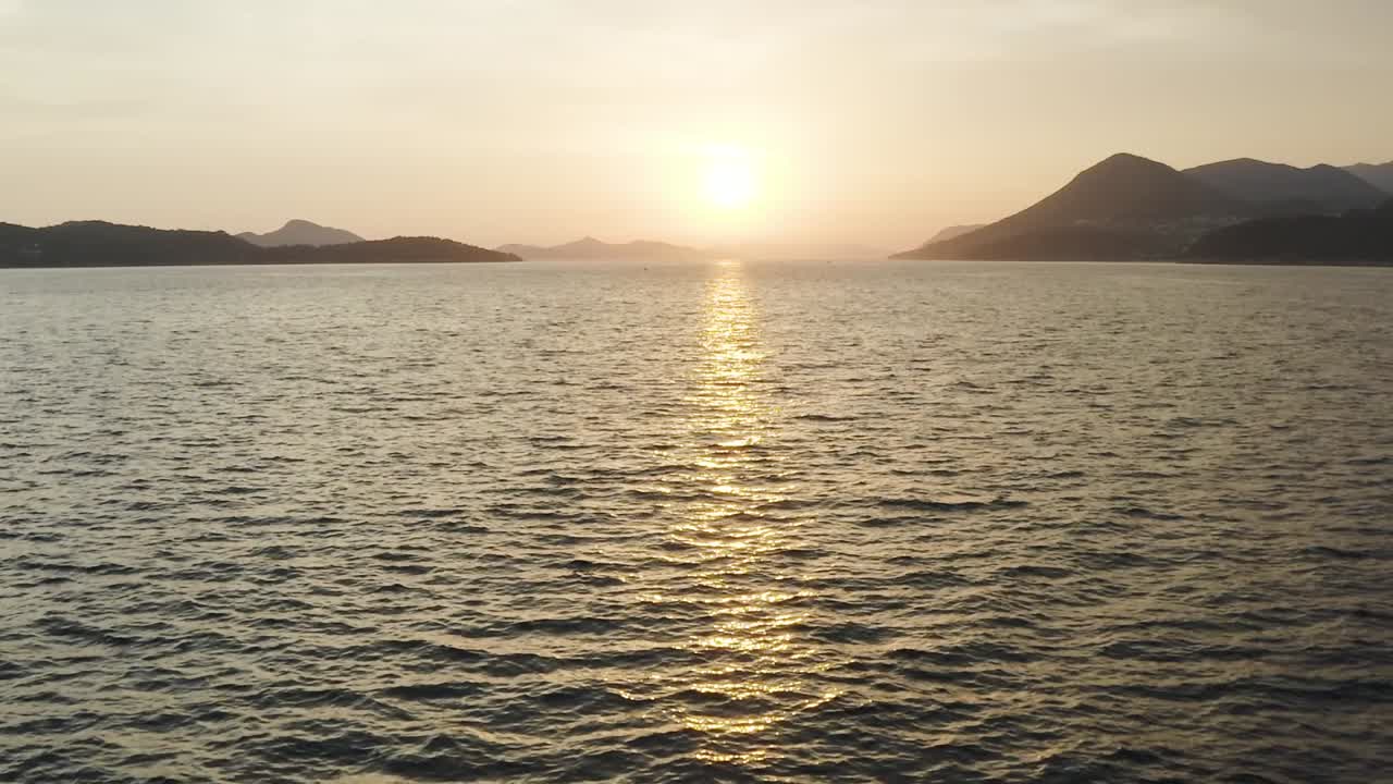 volando hacia la puesta de sol sobre el mar de adriana en dubrovnik, croacia