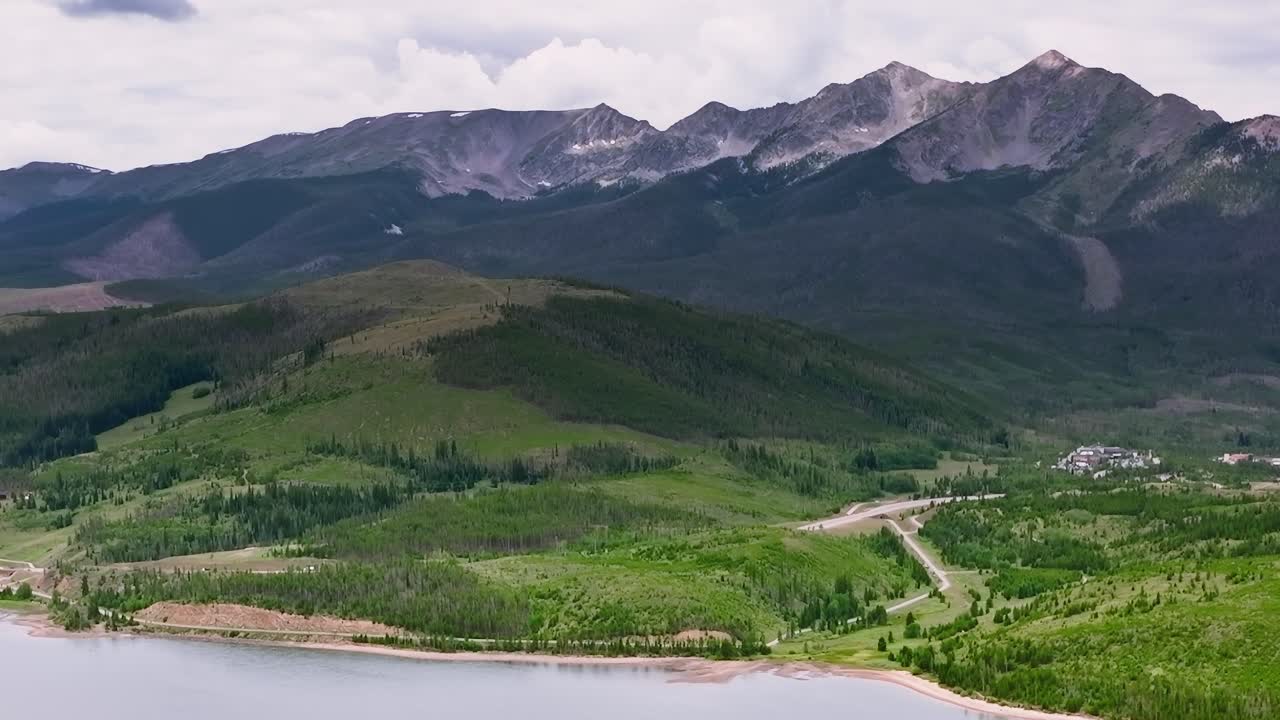 Montagne e lago in Colorado di giorno sotto un cielo nuvoloso