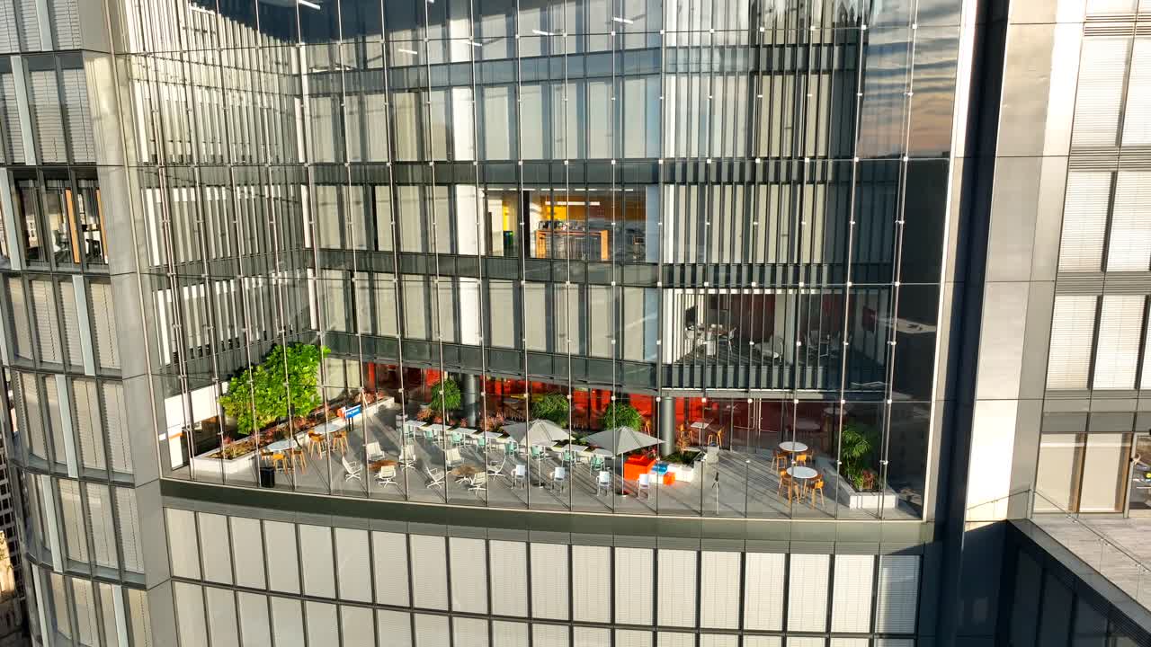 lujosa zona de cafetería común en rascacielos de cristal alto en el horizonte americano