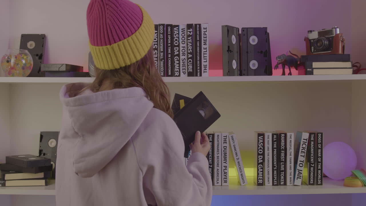 vhs 카세트와 함께 선반