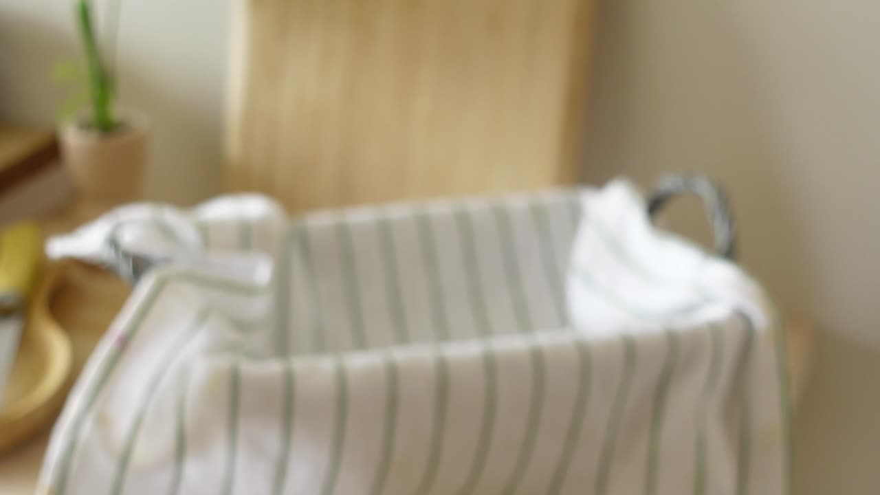 바구니에서 을 가져가는 것