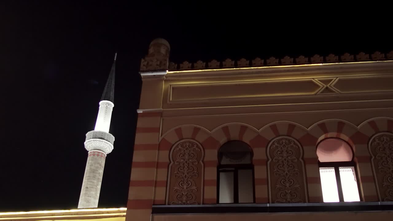 보스니아 헤르체고비나의 사라예보에 있는 가지 후스레브-베이 모스크의 미나레트