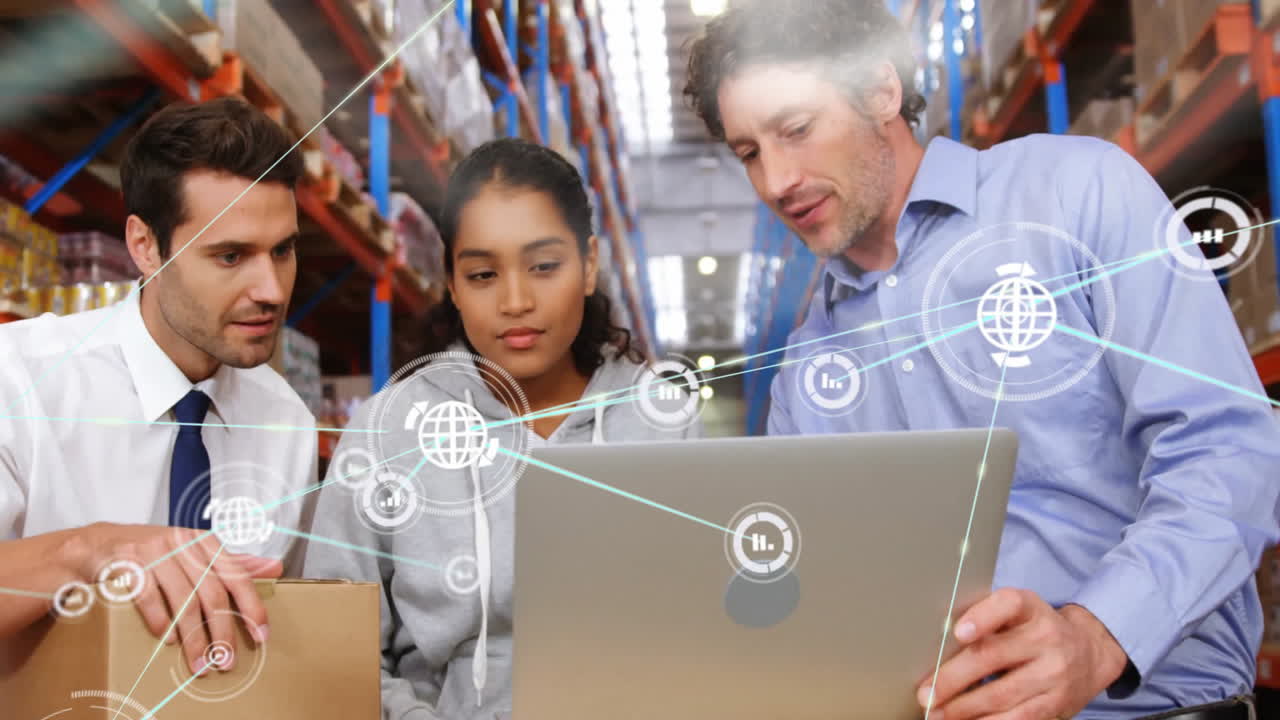animación de la red de conexiones con iconos sobre diversos trabajadores que utilizan computadora portátil en el almacén