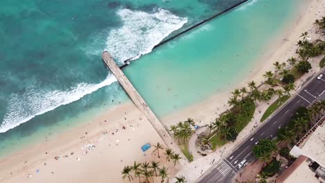 Vista-Aérea-De-Drones-De-Hawaii-Desde-La-Playa-De-Waikiki-Hasta-Edificios-En-Honolulu