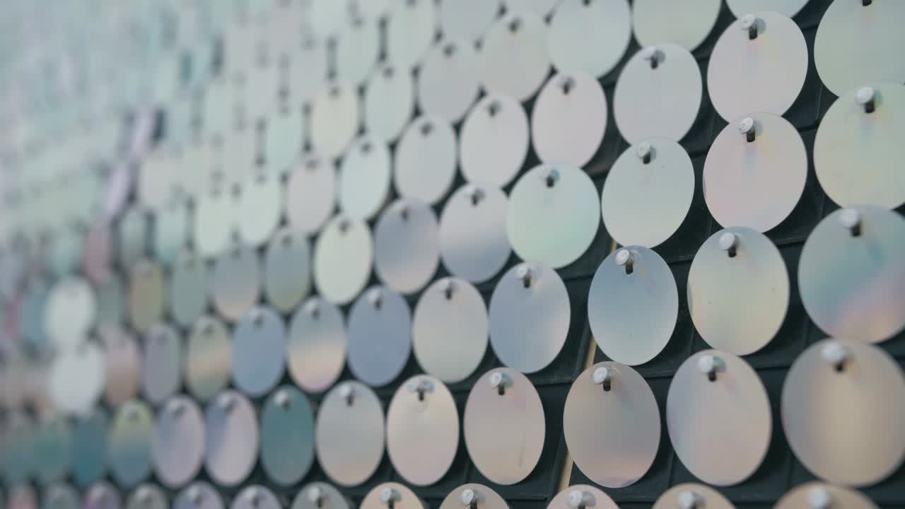 빛나는 페일은 광고 방패에 바람에 흔들리고 있습니다.