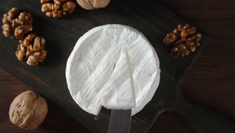 de la pieza redonda de queso camembert se quita el pedazo pequeño.