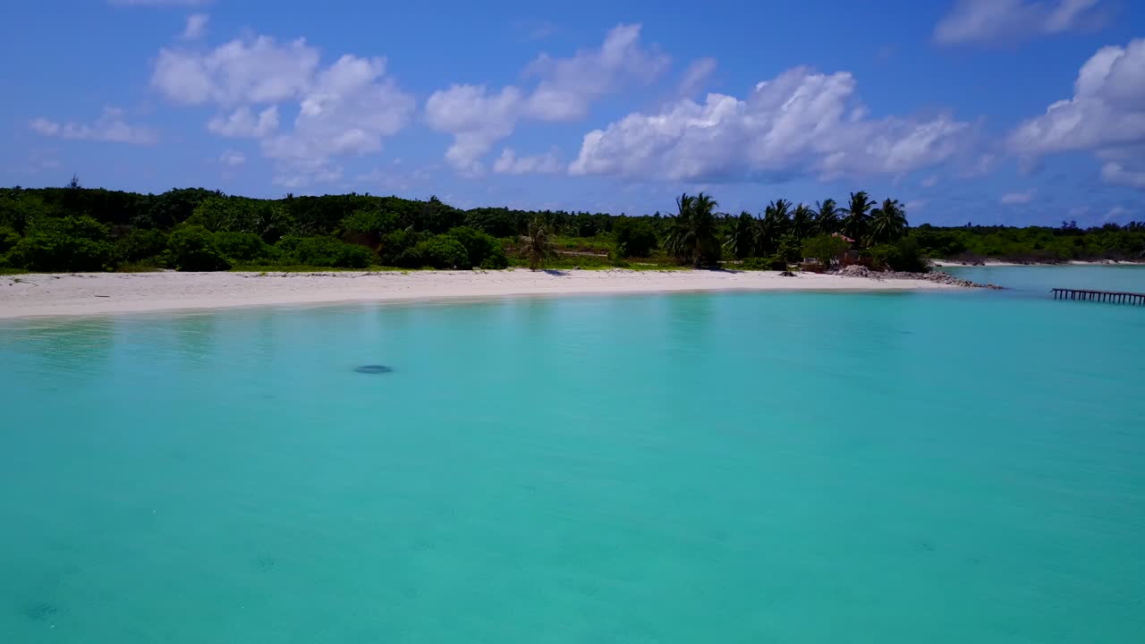laguna aislada con un viejo muelle de madera y una playa de arena blanca, sin gente, pan a la izquierda